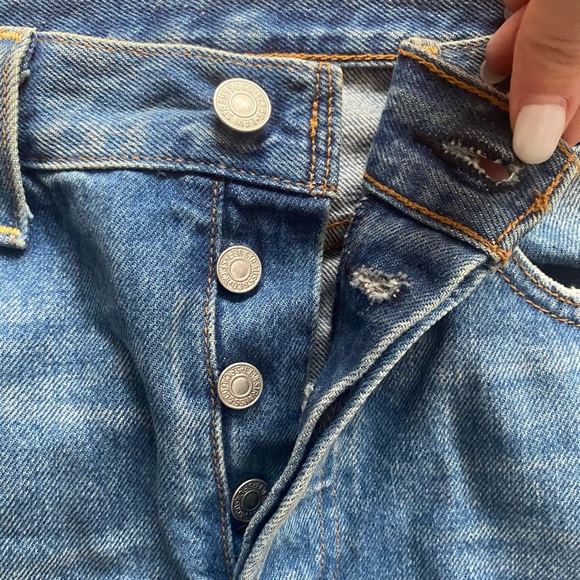 LEVI’S Mid-Rise Distressed Wedgies - Picture 7 of 8
